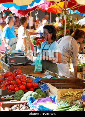 Les étals du marché à Villefranche de Rouergue Banque D'Images