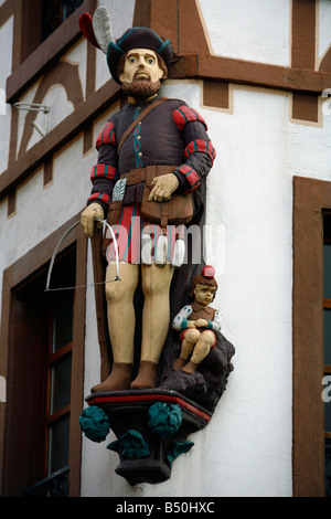 Sep 2008 - William Tell statue sur une façade de l'immeuble Mulhouse Alsace France Banque D'Images