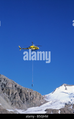 Dépose en hélicoptère des déchets des latrines de Plaza de Mulas, camp de base pour Mt Aconcagua en Argentine Banque D'Images