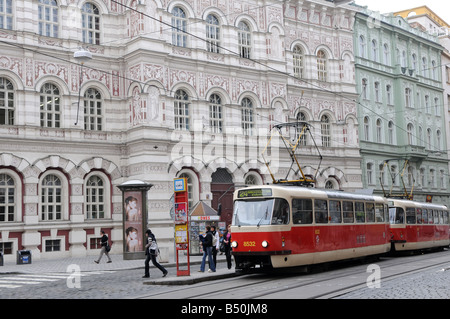 Un tram passe le long de la rue Vodickova, Prague, République Tchèque Banque D'Images