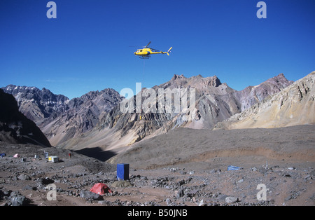Dépose en hélicoptère des déchets des latrines de Plaza de Mulas, camp de base pour Mt Aconcagua en Argentine Banque D'Images