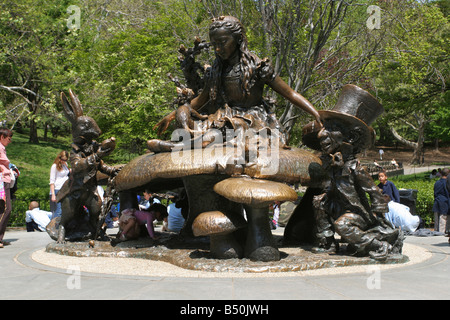 Jose de Creeft sculpture d'Alice au Pays des merveilles de la ville de New York Central Park Banque D'Images