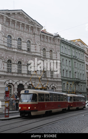 Un tram passe le long de la rue Vodickova, Prague, République Tchèque Banque D'Images