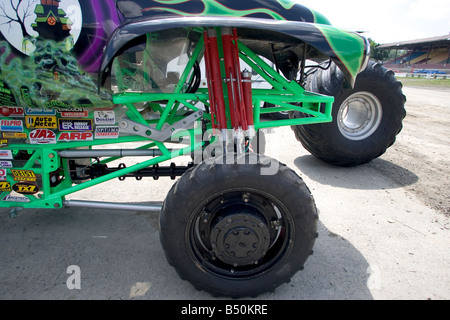 MONSTER TRUCK Fossoyeur avant le Monster Truck Challenge à l'Orange County Fair Speedway NY Banque D'Images