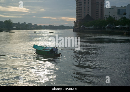 Un traversier de passagers tambang sur la rivière Sarawak au milieu de Kuching, Sarawak tôt le matin en Malaisie Banque D'Images