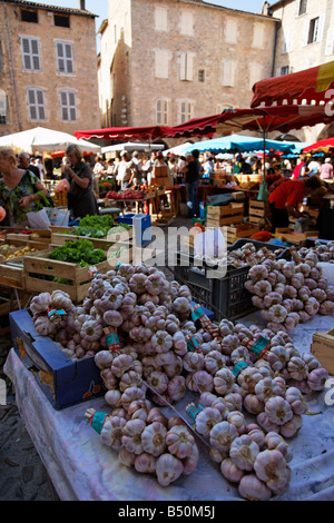 Les étals du marché à Villefranche de Rouergue Banque D'Images