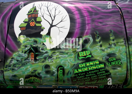 MONSTER TRUCK Fossoyeur avant le Monster Truck Challenge à l'Orange County Fair Speedway NY Banque D'Images