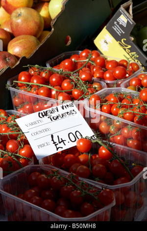 Tomates cerises en vente à Borough Market, London Banque D'Images