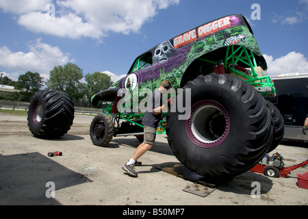 MONSTER TRUCK Fossoyeur avant le Monster Truck Challenge à l'Orange County Fair Speedway NY Banque D'Images