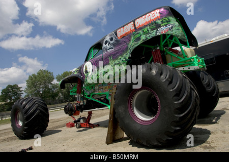 MONSTER TRUCK Fossoyeur avant le Monster Truck Challenge à l'Orange County Fair Speedway NY Banque D'Images
