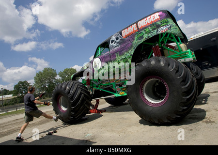 MONSTER TRUCK Fossoyeur avant le Monster Truck Challenge à l'Orange County Fair Speedway NY Banque D'Images