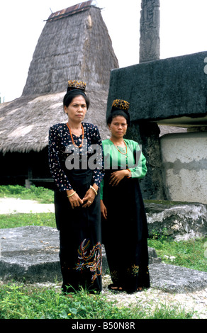 Les femmes tribales et dalle à rende village sumba-est indonésie Banque D'Images