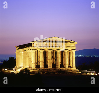 Géographie / voyages, Italie, Sicile, Agrigente, colonie grecque fondée vers 580, Akrakas BC, Concordia temple (temple F), à partir de 597 l'Eglise chrétienne AD 10137 Turin, Agrigente, l'antiquité, la Grande Grèce, 406 - 210 avant J.-C. dans la possession des Carthaginois, conquise par les romains au cours de la 1ère guerre punique, romaine province Sicilia, historique, historique, ancienne, des colonnes doriques, l'UNESCO, Site du patrimoine mondial, d'abord, photo de nuit, ruine, vue extérieure, éclairé, illumination, , Additional-Rights Clearance-Info-Not-Available- Banque D'Images