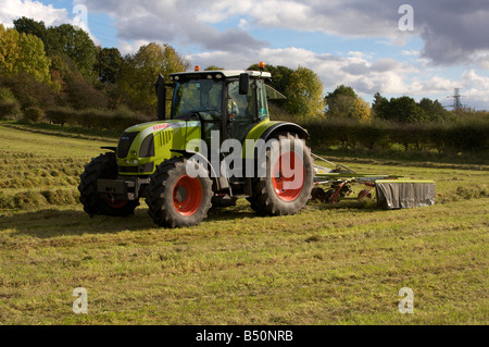 Claas Ares 697 ATZ aviron d'une récolte Ensilage UK Banque D'Images