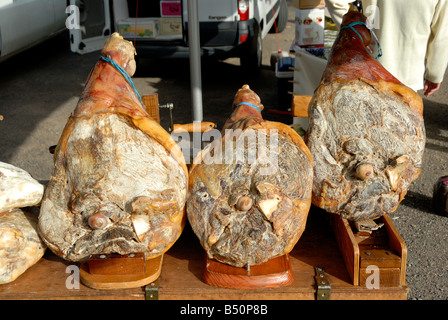 Stock photo de jambons en vente sur un marché Français caler l'image a été prise dans la région de France Banque D'Images