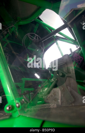 MONSTER TRUCK Fossoyeur avant le Monster Truck Challenge à l'Orange County Fair Speedway NY Banque D'Images