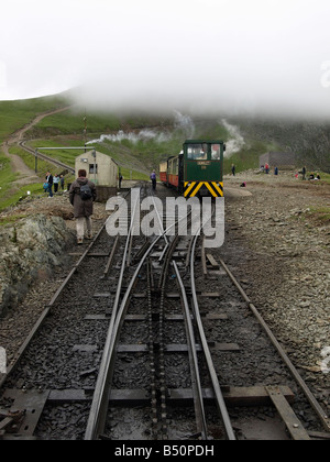 Snowdon Mountain Railway. Montrant une locamotive diesel sur le système Abt cog railtrack juste au-dessus de points. Banque D'Images