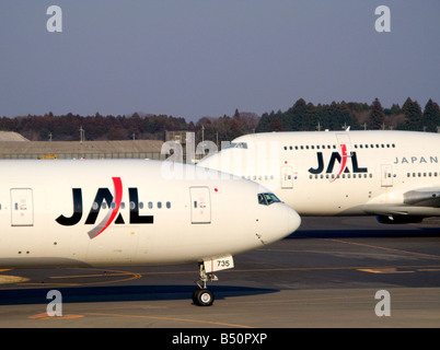 Deux avions de Japan Airlines à l'Aéroport International de Narita, Tokyo, Japon Banque D'Images