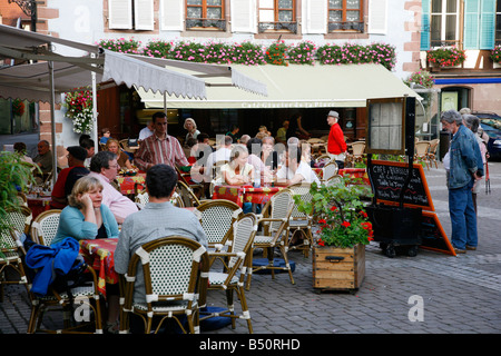 Sep 2008 - Les gens assis à un restaurant en plein air dans le village de Ribeauvillé Alsace France Banque D'Images