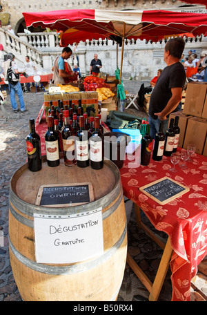 Les étals du marché à Villefranche de Rouergue Banque D'Images