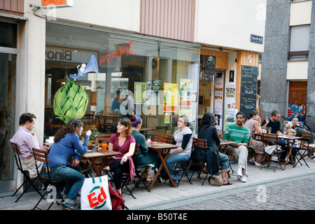 Sep 2008 - Les gens assis à un café en plein air sur Grand Rue Strasbourg Alsace France Banque D'Images