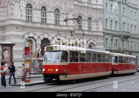 Un tram passe le long de la rue Vodickova, Prague, République Tchèque Banque D'Images