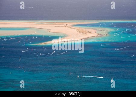 Les véliplanchistes en Mer Rouge resort de Dahab en Egypte Banque D'Images