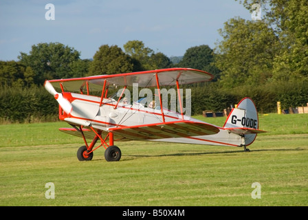 Stampe SV4C G-OODE taxis d'aéronefs à Headcorn (Lashenden) airfield Banque D'Images