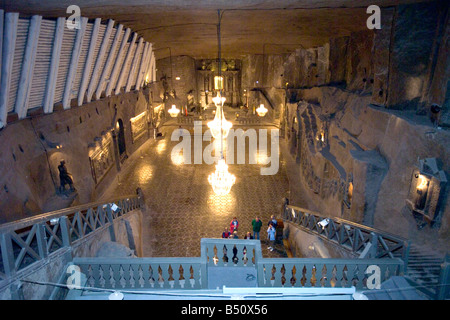 Une vue aérienne de touristes dans la Chapelle St Cunégonde du sel de Wieliczka montrant les grands chandeliers sculptés dans le sel gemme. Banque D'Images