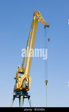 L'industrie de la construction lourde grue machines fret sur un fond bleu Banque D'Images