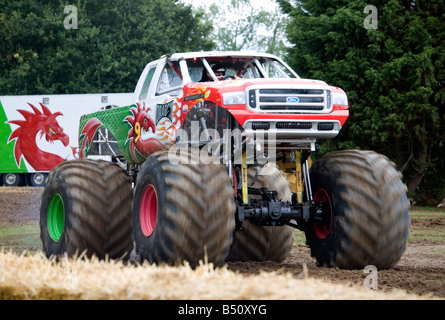 Dragon Rouge Monster Truck conduit par Rob Williams lors de l'euro, l'Hop Farm, Kent, Royaume-Uni Banque D'Images