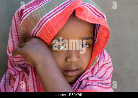 Une jeune fille de la tribu Santhal Communauté à un village éloigné de Birbhum, Bengale occidental, Inde Banque D'Images