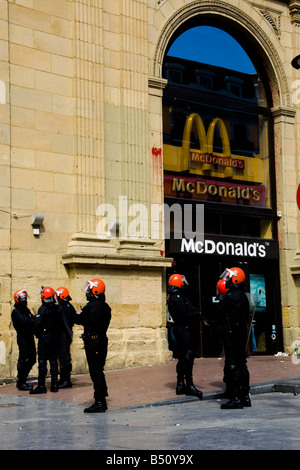 La protection de la police anti-émeute McDonalds dans le vieux quartier de San Sebastian au cours d'une protestation de l'ETA Banque D'Images