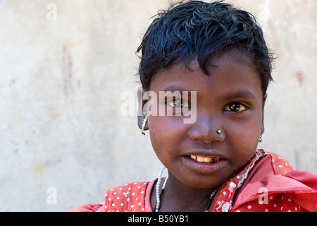 Une jeune fille de la tribu Santhal Communauté à un village éloigné de Birbhum, Bengale occidental, Inde Banque D'Images