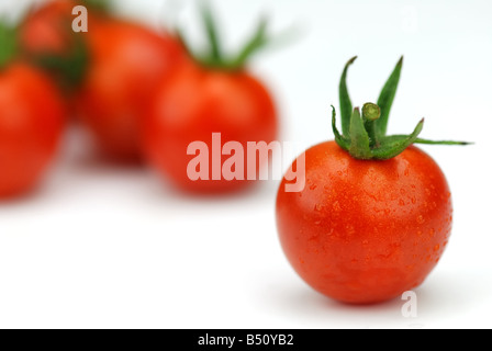 Des fruits de tomate rouge isolé sur fond blanc Banque D'Images