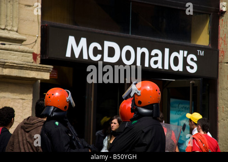 La protection de la police anti-émeute McDonalds dans le vieux quartier de San Sebastian au cours d'une protestation de l'ETA Banque D'Images