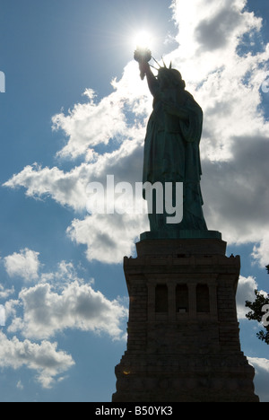 Statue de la liberté avec soleil Banque D'Images