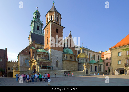 Un groupe de touristes en visite à la cathédrale du Wawel dans l'enceinte du complexe de Wawel à Cracovie. Banque D'Images