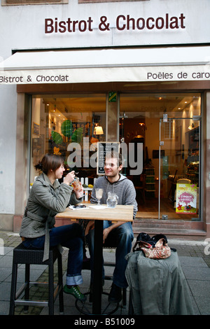 Sep 2008 - Young couple sitting at a cafe Strasbourg Alsace France Banque D'Images