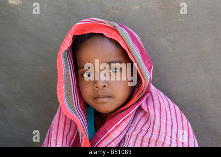 Une jeune fille de la tribu Santhal Communauté à un village éloigné de Birbhum, Bengale occidental, Inde Banque D'Images