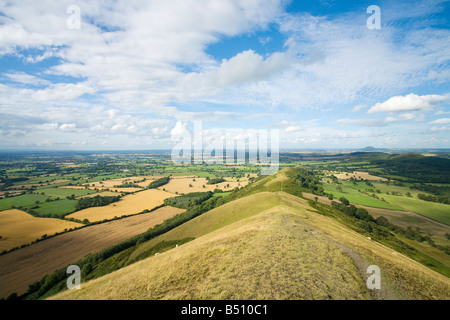 Le Shropshire plain à la recherche de la colline Wrekin de Lawley dans Church Stretton collines en été soleil Shropshire England UK GO Banque D'Images