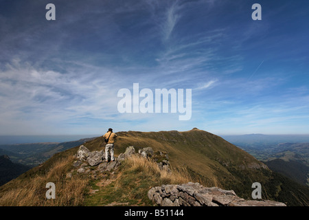 Un touriste à admirer la vue de la région du Cantal volcan Puy Mary Banque D'Images