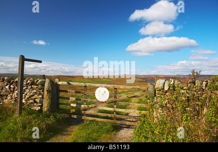 Les cumulus au-dessus du réservoir d'Grimwith près de Hebden, Yorkshire du Nord Vue vers le nord à partir de la B6265 à l'est du pont Dibbles Banque D'Images