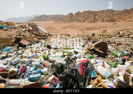 Les déchets jetés dans les montagnes du désert du Sinaï, près de Dahab en Egypte Banque D'Images