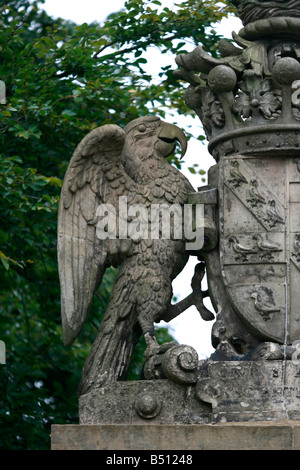 Les portes de l'Ouest construit en 1734La maison et vestiges de l'abbaye vue depuis le parc. Rufford Abbey Banque D'Images