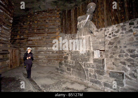 Un guide expliquant à propos de la chambre de Nicolas Copernic le sel de Wieliczka à Cracovie, Pologne. Banque D'Images