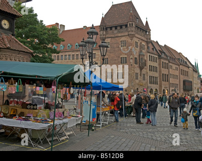 Les étals de marché sur place avec Lorenz Nassauer Haus Chambre Nassau en arrière-plan en Nuremberg Nuremberg Bavière Banque D'Images