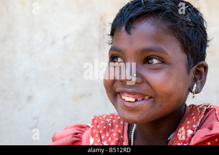 Une jeune fille de la tribu Santhal Communauté à un village éloigné de Birbhum, Bengale occidental, Inde Banque D'Images