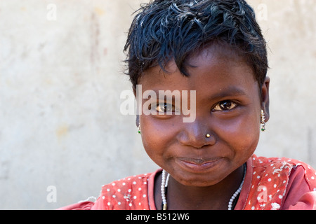 Une jeune fille de la tribu Santhal Communauté à un village éloigné de Birbhum, Bengale occidental, Inde Banque D'Images