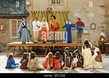 Dressend les enfants en costumes médiévaux regarder une pièce française à Estaing Banque D'Images